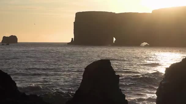 Izland. Sziklák az Atlanti-óceán partján. — Stock videók