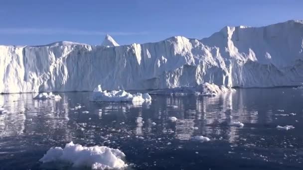 Groenlândia. Icebergs. Viaje entre os gelos da Antártida. O aquecimento global no planeta e as mudanças climáticas. Paisagens fantásticas. Geleiras majestosas . — Vídeo de Stock
