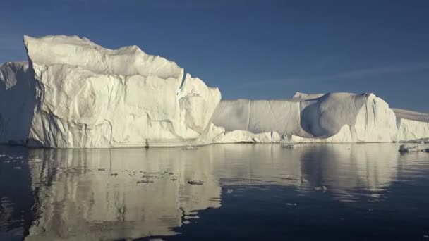 Groenlandia. Icebergs. Viajar entre los hielos antárticos. El calentamiento global en el planeta y los cambios climáticos. Paisajes fantásticos. Glaciares majestuosos . — Vídeos de Stock