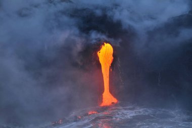 Hawaii mi? Volkan patlaması. Sıcak lav Pasifik Okyanusu 'nun sularına akar..