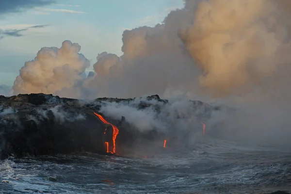 Hawaii. Eruzione vulcanica. Flussi di lava calda nelle acque dell'Oceano Pacifico . — Foto Stock