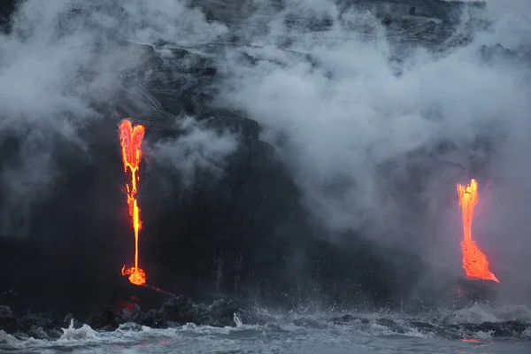 ハワイだ。火山噴火。熱い溶岩が太平洋の水の中に流れ込む. — ストック写真