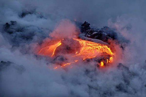 Hawaii. Eruzione vulcanica. Flussi di lava calda nelle acque dell'Oceano Pacifico . — Foto Stock