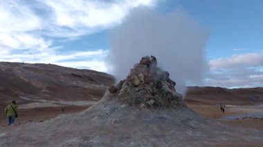 İzlanda. Fümerollü ve gayzerli jeotermal alan. Myvatn Gölü etrafında doğal buhar bacaları ve çamur havuzları olan bir bölge.