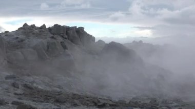 İzlanda. Fümerollü ve gayzerli jeotermal alan. Myvatn Gölü etrafında doğal buhar bacaları ve çamur havuzları olan bir bölge.