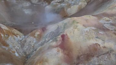 İzlanda. Fümerollü ve gayzerli jeotermal alan. Myvatn Gölü etrafında doğal buhar bacaları ve çamur havuzları olan bir bölge.