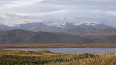 İzlanda. Volkanik siyah kumlu plajlar.