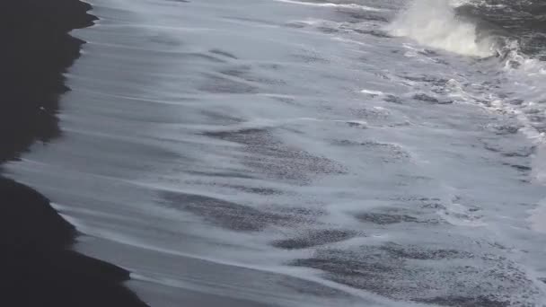 IJsland. Stranden met vulkanisch zwart zand. — Stockvideo