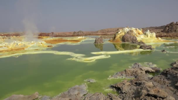 Afrika. Jezero v kráteru sopky Dallol v etiopské poušti. — Stock video