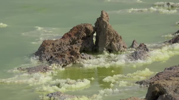 ¡África! Lago en el cráter del volcán Dallol en el desierto etíope . — Vídeos de Stock
