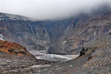 - Rusya. Kamçatka. Aktif bir volkanın krateri..