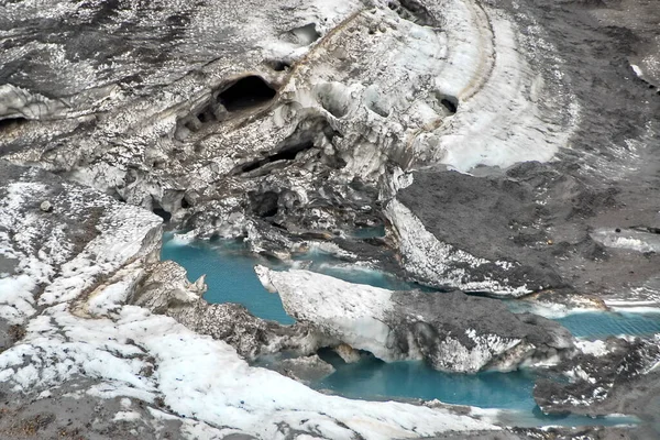 Russia. Kamchatka. Il cratere di un vulcano attivo . — Foto Stock