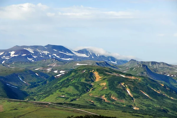 Rusland. Kamtsjatka. De bergen en fumarolen van de Vallei der Geisers. — Stockfoto