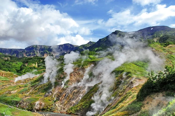 俄罗斯。堪察加半岛间歇泉谷的群山和深谷. — 图库照片