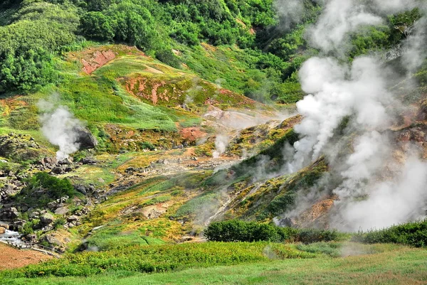 La Russie. Kamchatka. Les montagnes et les fumerolles de la Vallée des Geysers . Images De Stock Libres De Droits