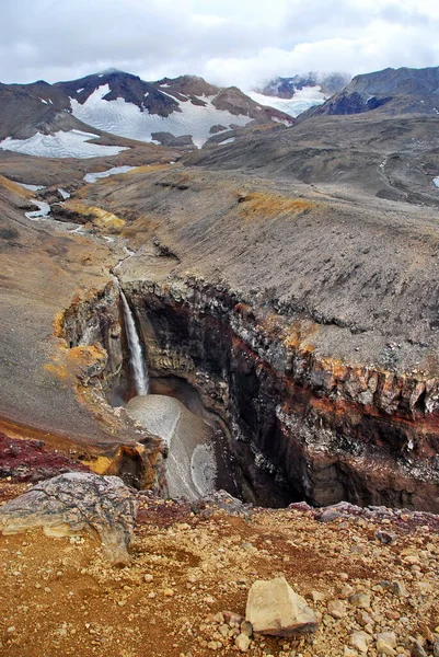 A Rússia. Kamchatka. A cratera de um vulcão ativo . — Fotografia de Stock