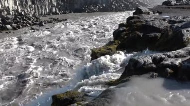 İzlanda. Ülkenin kuzeyinde, Mivatn Gölü 'nün kıyısında pitoresk bir şelale..