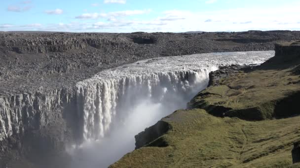 Islandia. Una pintoresca cascada en el norte del país en la zona del lago Mivatn. — Vídeos de Stock