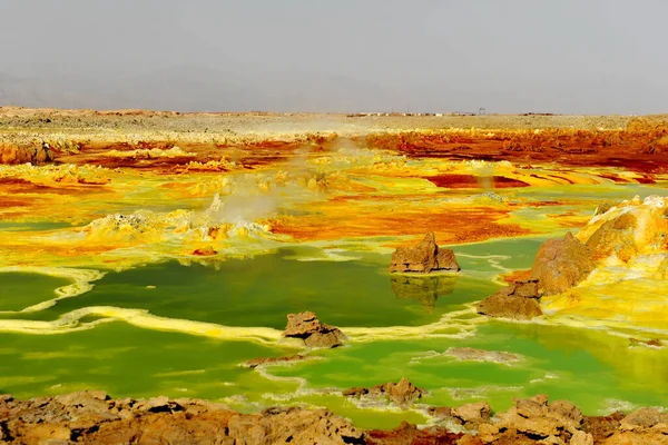 エチオピア。エチオピアのダロル湖。ダロル火山のクレーターのダロル湖のカラフルな風景。硫黄のあるダロル湖 — ストック写真