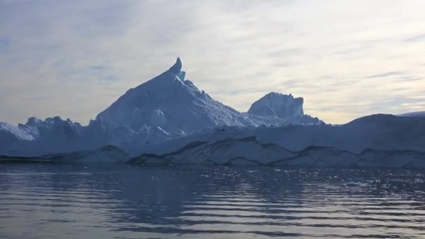 Groenland. IJsbergen. Disco Baai. Reflectie in het zeewater — Stockvideo