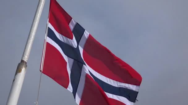 Norveç bayrağı bir yolcu gemisinin kıçında rüzgarda sallanıyor.. — Stok video