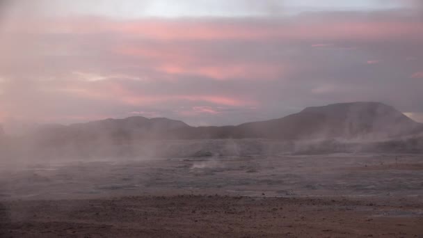 IJsland. Uitbarsting van fumarol op een geothermisch veld. — Stockvideo