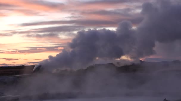 Islandia. Erupcja fumaroli na polu geotermalnym. — Wideo stockowe