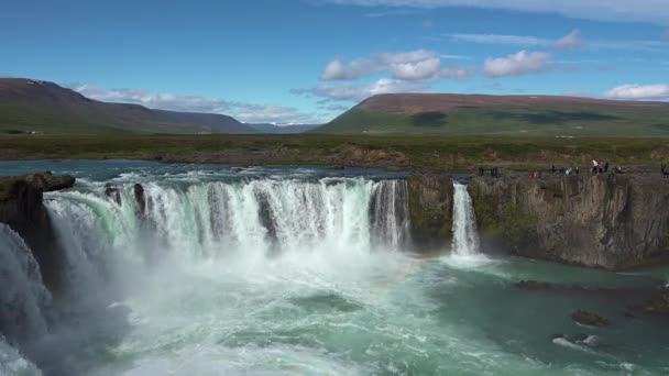 冰岛。巨大的瀑布吸引了数百万来自世界各地的游客来到这个国家 — 图库视频影像