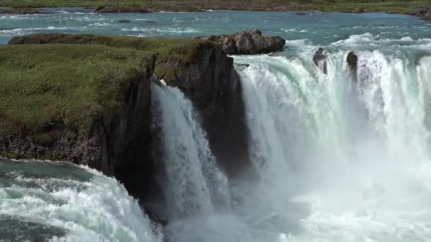 Island. Mocné vodopády přitahují miliony turistů z celého světa do této země — Stock video