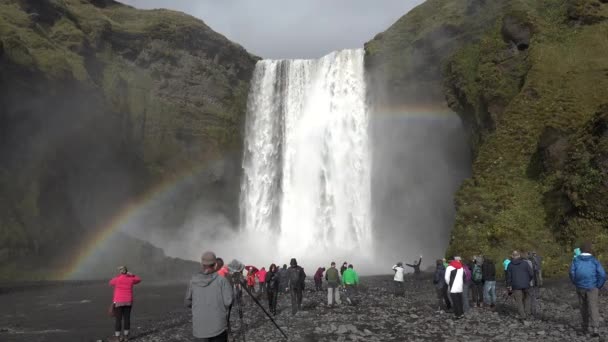 İzlanda. 18 Ekim 2018. İzlanda şelalesi Skogafoss İzlanda doğa manzarasında. Ünlü turistik mekan ve tarihi mekan videosu — Stok video