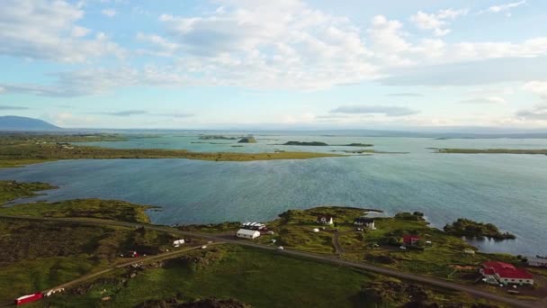 Island.Letecký pohled na krajinu na vysočině na Islandu horské jezero. — Stock video