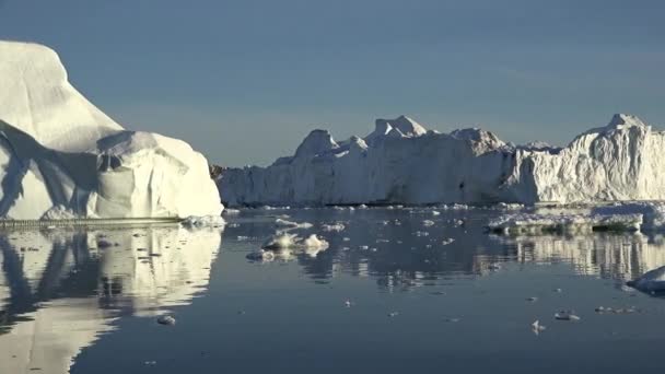 Grönland. Blauer Eisberg reflektiert Gletscherstruktur an der Küste des blauen arktischen Meeres schmelzendes Eis globale Erwärmung Einfrieren — Stockvideo