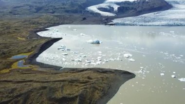 İzlanda. Küresel ısınma Gölde yüzen buzulların yukarıdan aşağıya bakan görüntüsü.