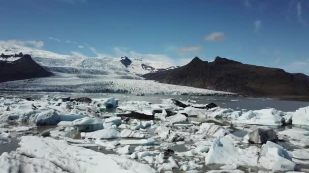 Islanti. Ilmaston lämpeneminen ylhäältä alas antenni näkymä jäätikkö jäävuoret kelluva laguunissa. — kuvapankkivideo