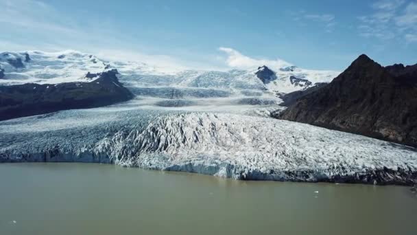 Islândia. Aquecimento global. Vista aérea de cima para baixo de icebergs de geleira flutuando na lagoa . — Vídeo de Stock