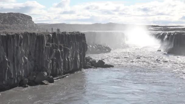 아이슬란드. 데스 티 포스는 유럽에서 가장 강력 한 폭포입니다. 가까이서 떨어지는 물. — 비디오