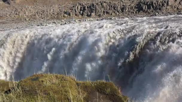 Islandia. Dettifoss, najpotężniejszy wodospad w Europie. Zbliżenie wody opadającej. — Wideo stockowe