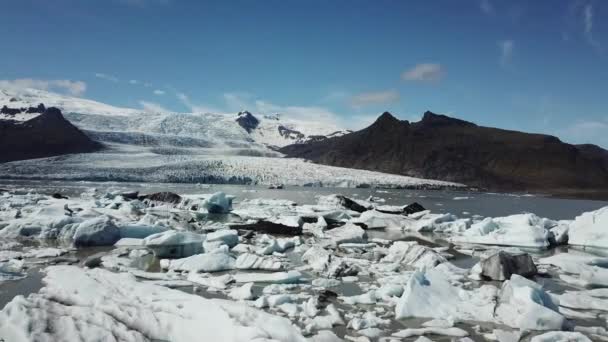 Islandia. Góry lodowe. Pływający lód z lodowca na północnym wybrzeżu morza. Topniejąca Arktyczna Błękitna Woda Lodowa. Krajobraz przyrodniczy klimatu — Wideo stockowe