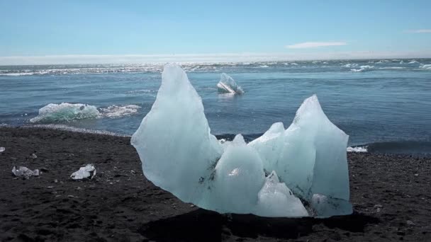 Iceland. Pieces of ice on the shore from melting icebergs of Jokulsarlon glacier lagoon. Global warming and climate change concept. — Stock Video