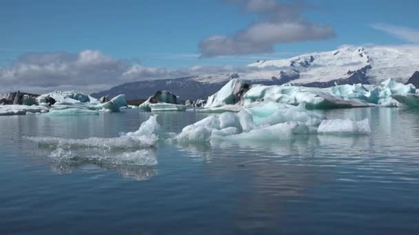 Island. Eisstücke am Ufer von schmelzenden Eisbergen der Jokulsarlon-Gletscherlagune. Globale Erwärmung und Klimaschutzkonzept. — Stockvideo