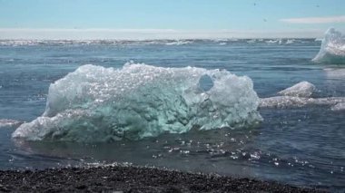 İzlanda. Jokulsarlon buzulunun eriyen buzdağlarından kıyıdaki buz parçaları. Küresel ısınma ve iklim değişikliği kavramı.