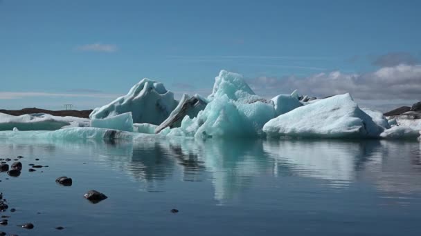 Island. Eisstücke am Ufer von schmelzenden Eisbergen der Jokulsarlon-Gletscherlagune. Globale Erwärmung und Klimaschutzkonzept. — Stockvideo