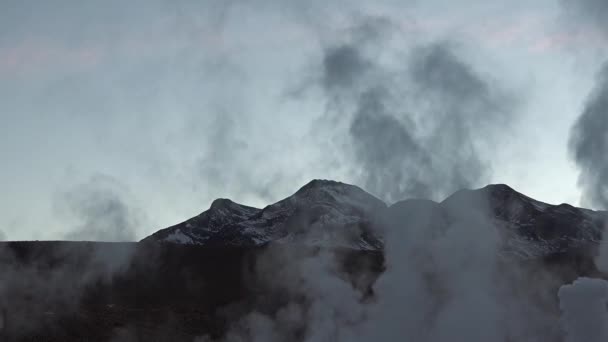 IJsland. Ik rook fumarolen. Actief geothermisch gebied Vulkanisch landschap. — Stockvideo