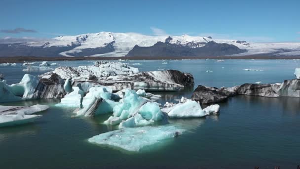 アイスランド、ジョクルサロンラグーン、アイスランドの氷河ラグーンベイの美しい冷たい風景写真。ヨークサルロン氷河のラグーンの氷山。ヴァトナヨークトル国立公園 — ストック動画