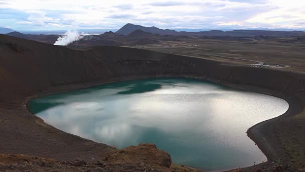 Island. Der Seekrater des Vulkans. — Stockvideo