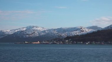 Norveç. Norveç 'teki Senja adalarındaki dağların manzarası.