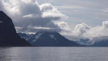Norveç. Norveç 'teki Senja adalarındaki dağların manzarası.