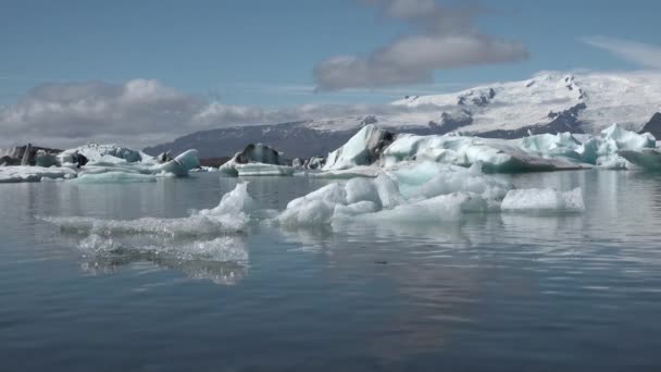 Greenland. Global Warming and Climate Change: Giant Icebergs from melting glacier in Ilulissat, — Stok Video