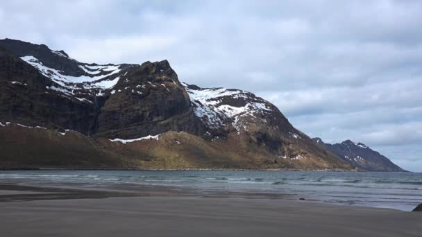 Norveç. Norveç 'teki Senja adalarındaki dağların manzarası. — Stok video