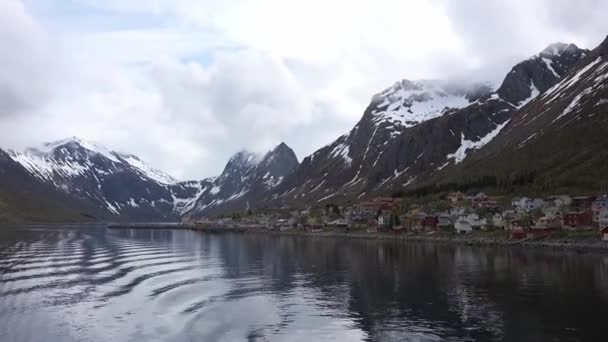 Norveç. Norveç 'teki Senja adalarındaki dağların manzarası. — Stok video